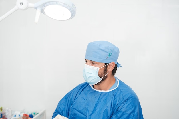 若い医師が外科的介入を実行する直前に準備するコンセプト手術ヘルスケア医学