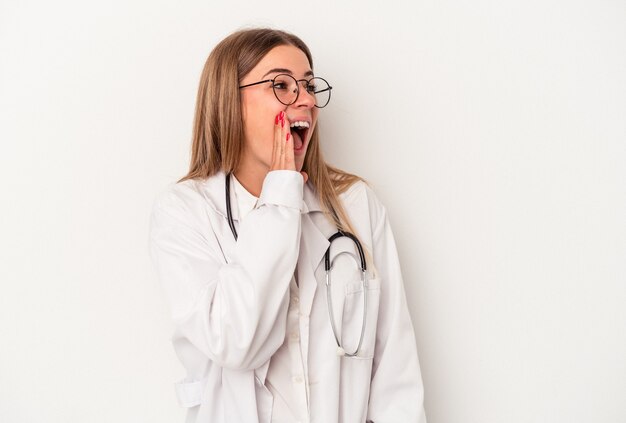 젊은 의사 러시아 여자 소리 하 고 열린된 입 근처 손바닥을 들고 흰색 배경에 고립.