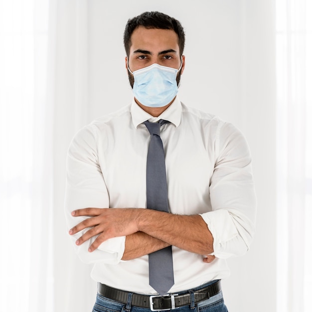 Photo young doctor wearing a medical mask