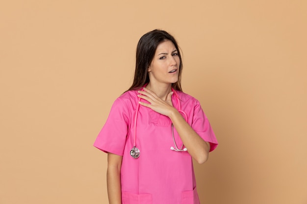 분홍색 유니폼을 입고 젊은 의사