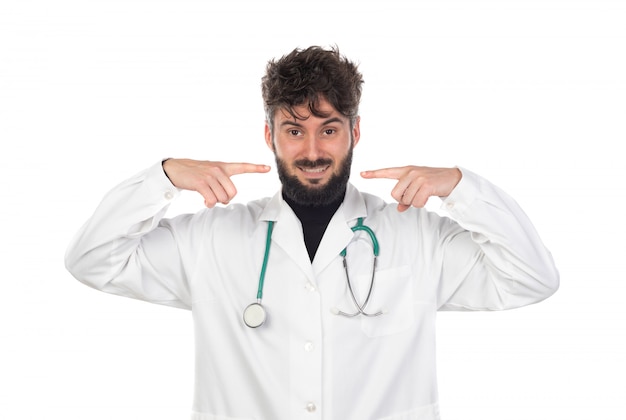 Giovane medico con la barba che indossa un'uniforme bianca