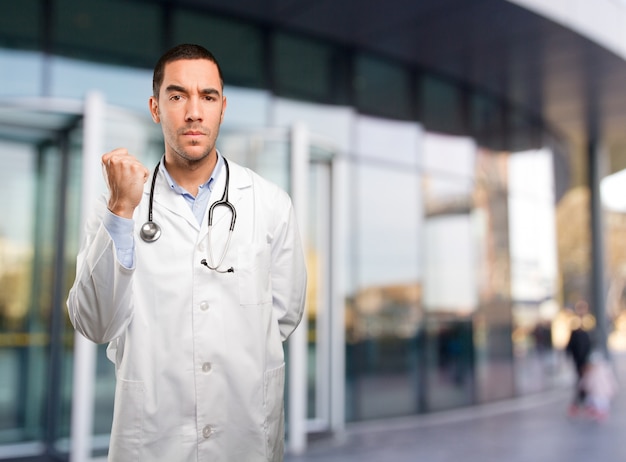 Photo young doctor with challenge gesture