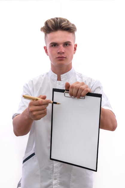 Молодой врач с буфером обмена и ручкой, изолированные на белом фоне