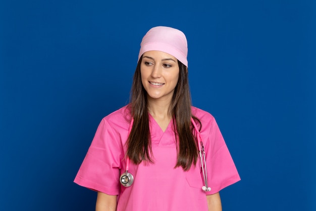 ピンクの制服を着た若い医者