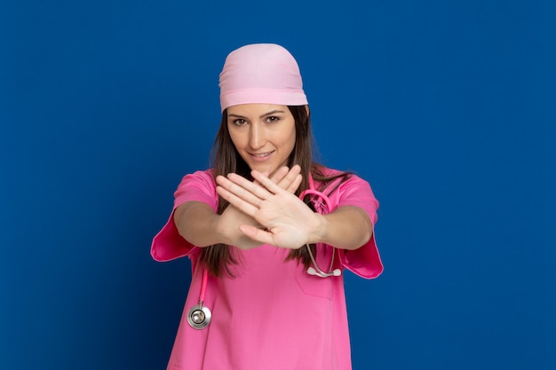 Foto giovane medico con un'uniforme rosa