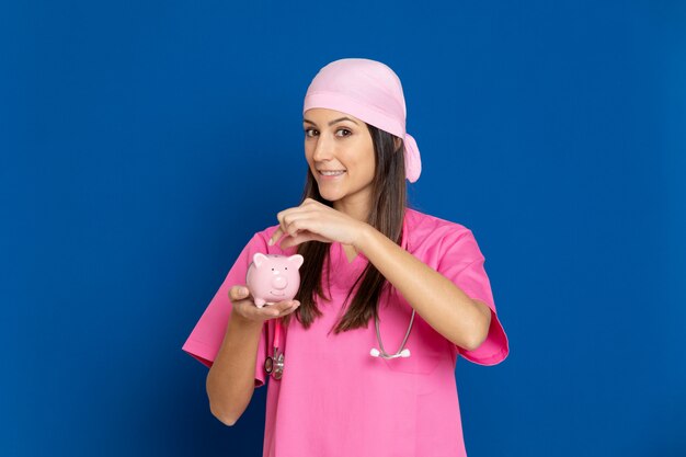 ピンクの制服を着た若い医者