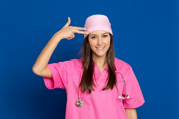 Foto giovane medico con un'uniforme rosa