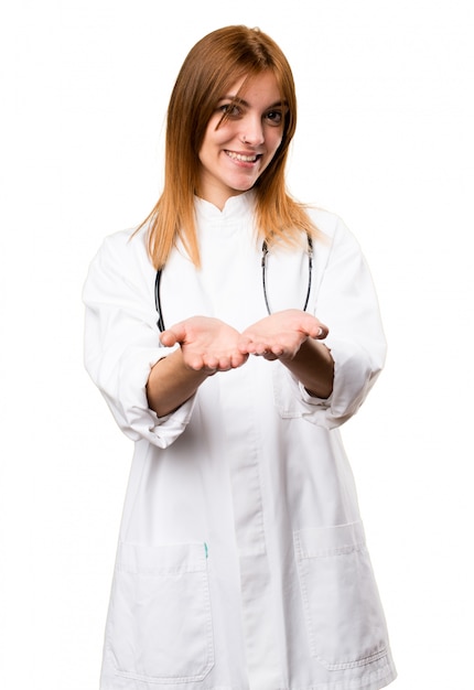 Молодая женщина-врач держит что-то