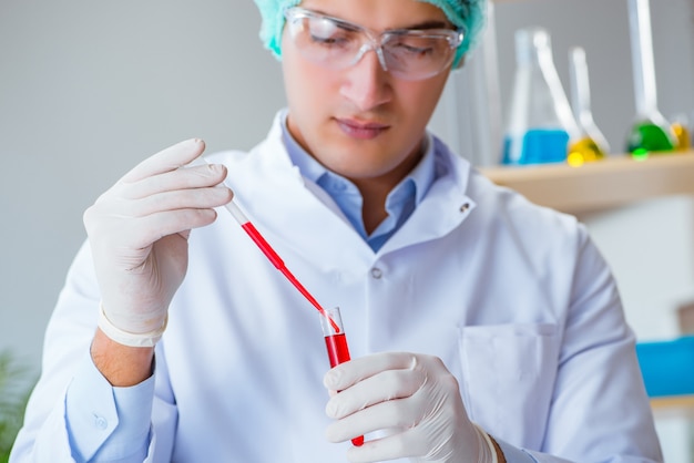 Foto giovane medico che lavora all'analisi del sangue nell'ospedale del laboratorio