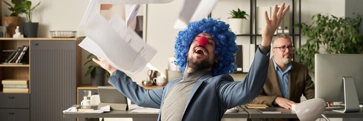 Photo young ecstatic clown male economist
