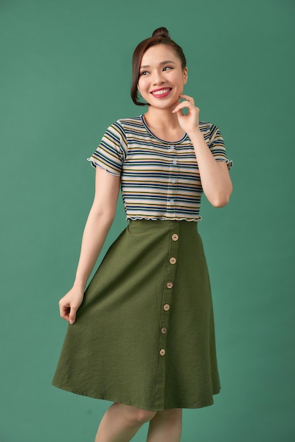Молодая элегантная женщина в светло-зеленом летнем платье