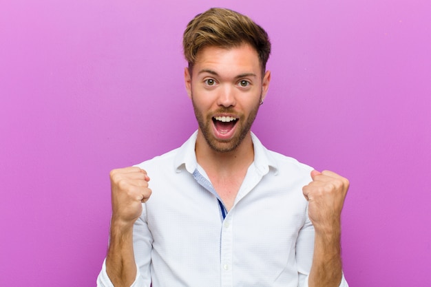 Foto giovane ragazzo elegante che celebra il successo