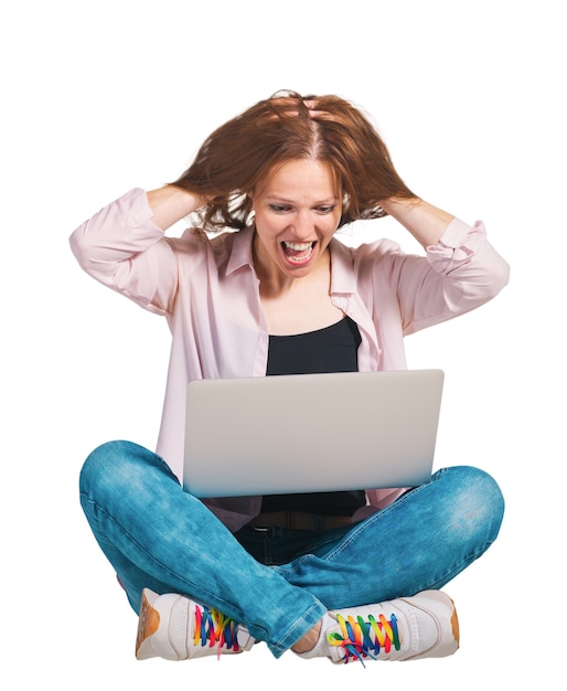 Foto giovane donna di emozione con il computer portatile su fondo isolato bianco