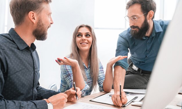 Young employee to her colleagues explaining her ideas. the concept of teamwork