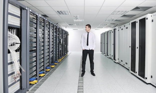 Photo young engeneer in datacenter server room