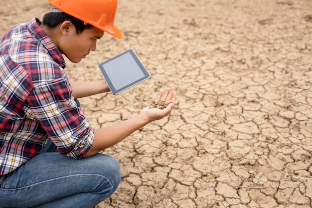 Photo young engineer working on site at the dam