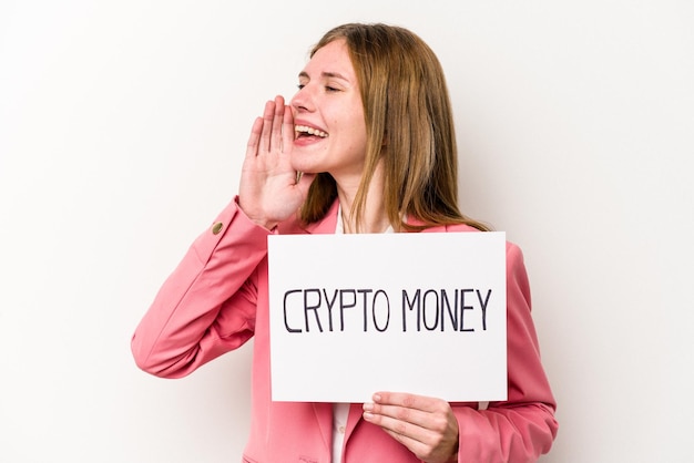 Foto giovane donna d'affari inglese che tiene un cartello di denaro crittografico isolato su sfondo bianco che grida e tiene il palmo vicino alla bocca aperta