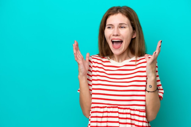 Photo young english woman isolated on blue background with surprise facial expression