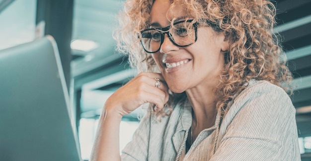 화상 통화 또는 온라인 비즈니스 현대 작업 사무실 직장 여성 사람들이 안경을 쓰고 매력적인 여자의 회사 초상화에서 노트북 컴퓨터에 웃는 젊은 기업가 비즈니스 우먼