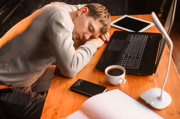 Молодой предприниматель засыпает после слишком большой работы
