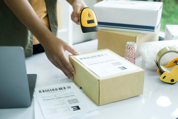 Photo young entrepreneur scanning online order box