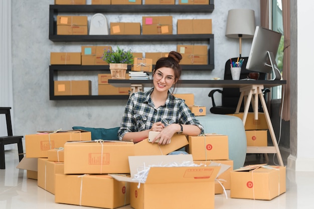 Foto giovane imprenditore, imprenditore imprenditore lavoro a casa, stile di vita generazione alfa, business online concettuale