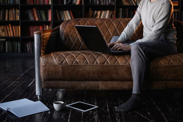 Photo young entrepreneur working from home