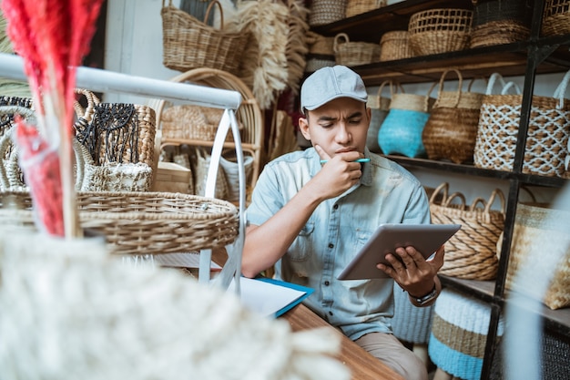 Photo young entrepreneurs are anxious and hesitant to see a tablet screen with a hand-crafted