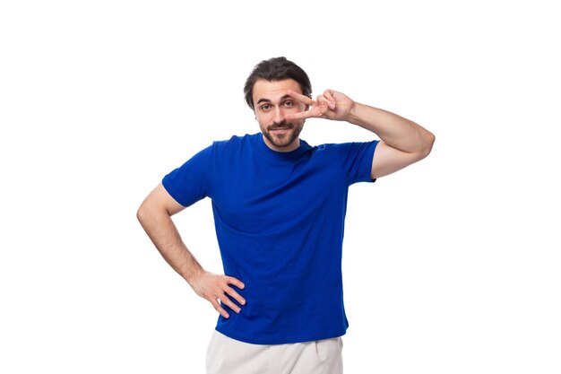 신분 인쇄 모형과 함께 파란색 티셔츠를 입은 수염을 가진 젊은 유럽 갈색 남성