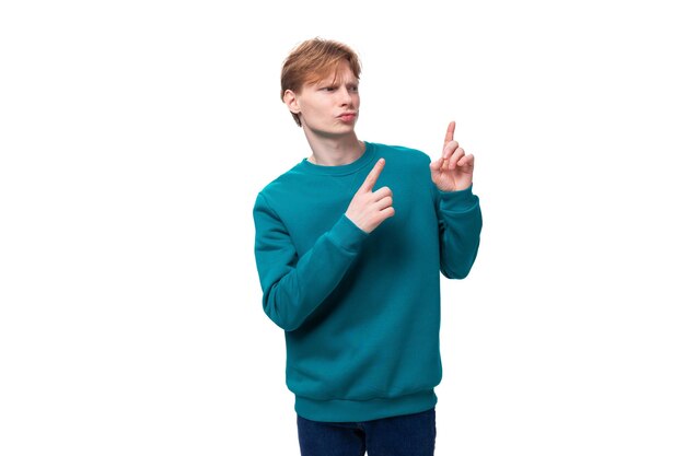 Photo young european man with red hair points his finger to the side