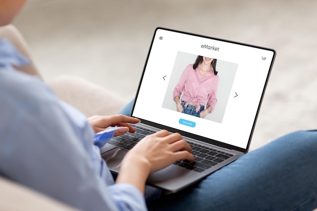 Photo young european woman sit on couch at home using modern laptop for surfing in internet