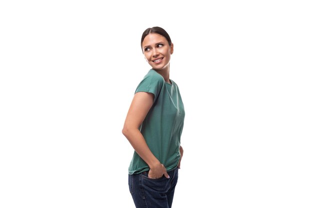 Photo young european woman with tied hair in a ponytail wearing a green tshirt