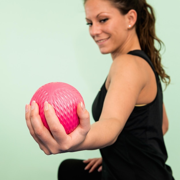 Photo young exercising with medicine ball