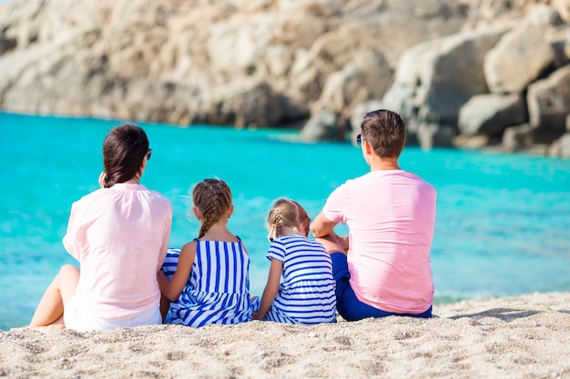Молодая семья на пляжном отдыхе