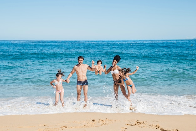 Giovane famiglia in spiaggia