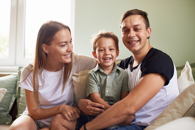 Giovane famiglia che è giocosa a casa