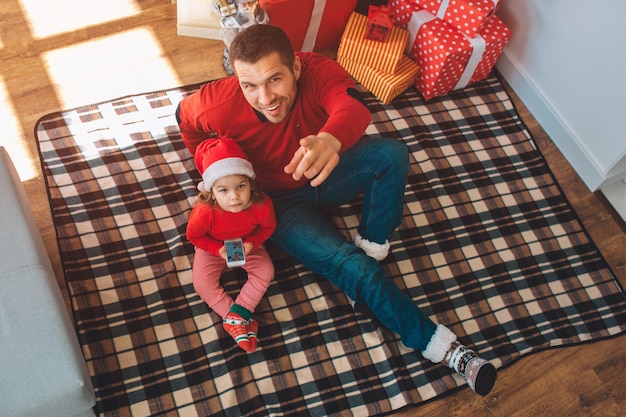 Photo a young family celebrating the holiday at home