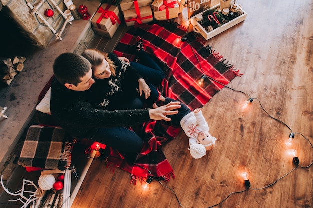 Giovane famiglia in interni di natale