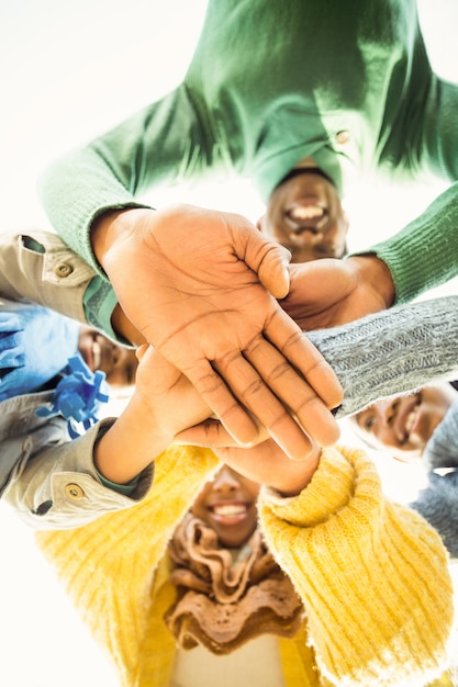 Foto giovane famiglia che fa una testa in cerchio e unendo le mani