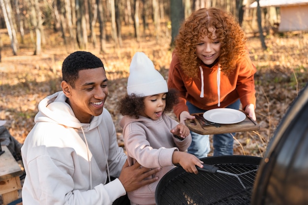 Photo young family enjoying trips