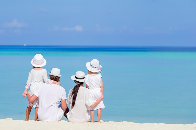 Giovane famiglia di quattro in vacanza al mare