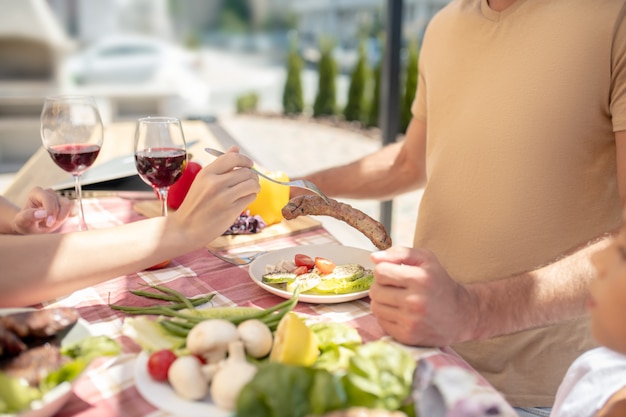 Foto giovane famiglia cenando insieme