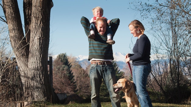 Giovane famiglia che ha una fantastica giornata nel parco.