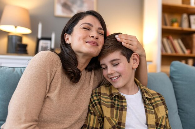 Foto giovane famiglia abbraccio e ritratto del bambino con la madre mamma o mamma legame rilassarsi e godersi il tempo di qualità insieme amare famiglia felice e donna con bambino ragazzo sorriso cura o lounge sul divano del soggiorno di casa