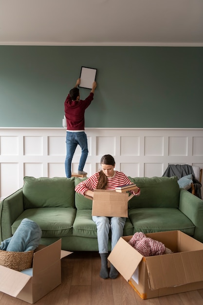 Photo young family moving into a new home