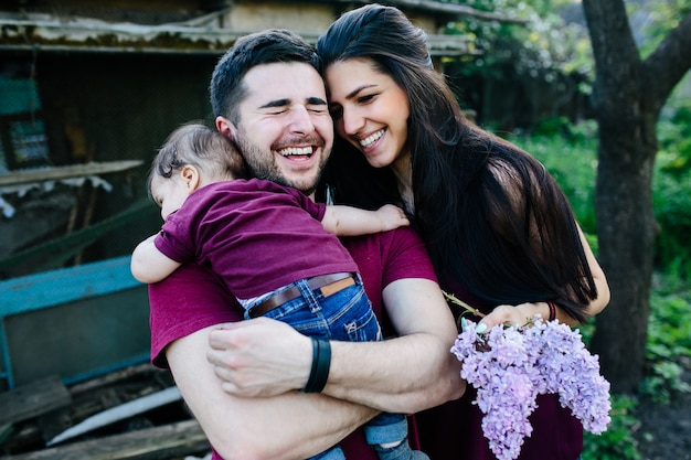 Giovane famiglia sulla natura in campagna