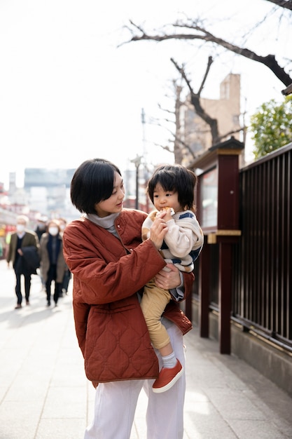 사진 유아와 함께 시간을 보내는 젊은 가족