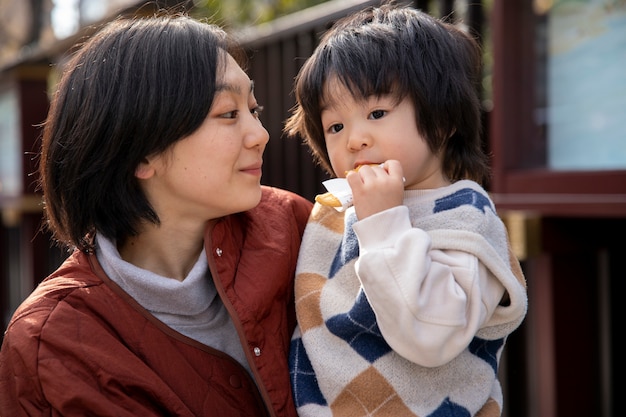 Giovane famiglia che trascorre del tempo con il proprio bambino