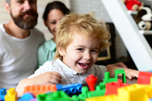 La giovane famiglia trascorre del tempo nella stanza dei giochi mamma e papà