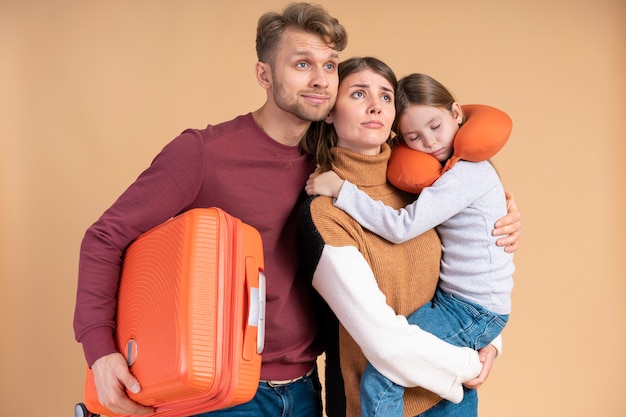 Foto giovane famiglia di tre persone che posano insieme prima delle vacanze di viaggio